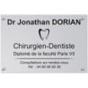 Plaque en plexiglas gris avec texte noir et fixation argentée