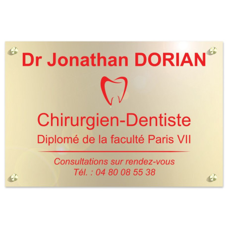 Plaque en plexiglas doré avec texte rouge Plaque en plexiglas doré avec texte rouge