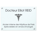 Plaque en plexiglas blanc avec texte noir