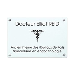 Plaque en plexiglas blanc avec texte noir