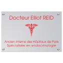 Plaque en plexiglas gris avec texte rouge