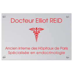 Plaque en plexiglas gris avec texte rouge