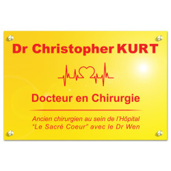 Plaque en plexiglas jaune avec texte rouge